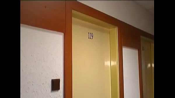 Großer tittenbetonter Nicht-Profi wird von einem alten Kerl geleckt und reitet ihn