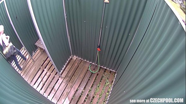 Blonde MILF Frauen hat keine Ahnung von der Spionagekamera