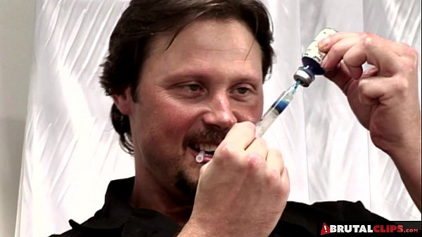 BrutalClips – Gefangene Schlampe muss viele Schwänze entleeren