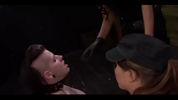 Charmante Blondine nimmt riesige Spielzeuge wunderbar mit