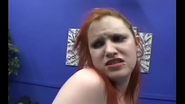 Grobe weibliche erstickende Pornonummer vor der Heimkamera