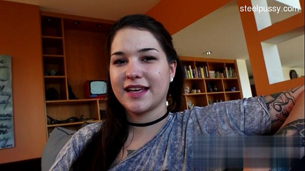 Niedliche Freundin erste Deepthroat-Freundin