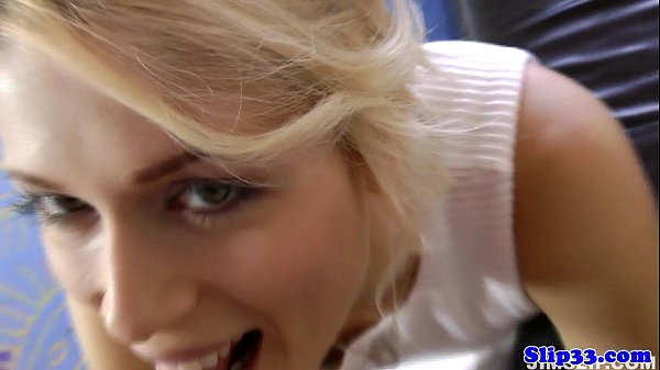 Tschechische Babe bläst altbritisch und wird dann gefickt