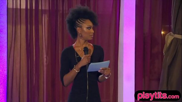 Ebenholzfarbenes Modedesignermädchen mit einem After-Party-Fick