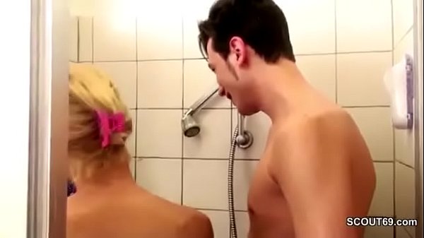 Deutsche MILF verführen zum Ficken durch Step-Sohn Big Dick in der Dusche