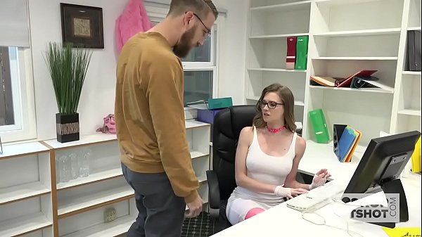 Wunderschöne Büro-Hure wird von einem zufälligen Kerl aus dem Internet zerstört