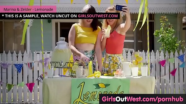 Haarige lesbische Muschi, die in der Küche gegessen wird