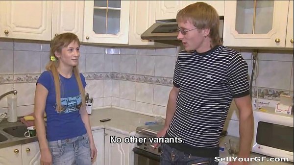 Hungriges Küken Olivia bekommt etwas Fleisch und Sahne