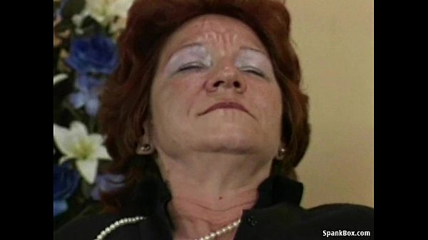 Lesbische Oma Probiert Strapons