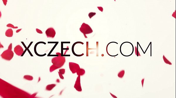 Leckende lesbische Party mit zwei tschechischen Jugendlichen