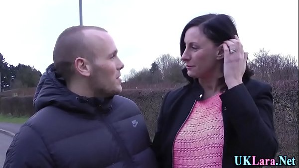 Reife, kräuselnde Hure Sperma