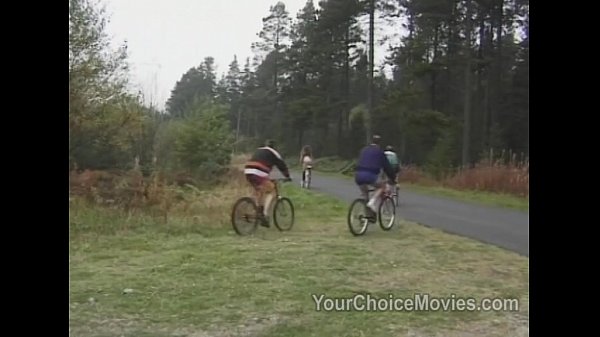 Milf Gruppe gefickt und abgespritzt über draußen