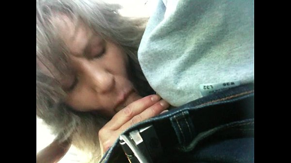 Milf lutscht Schwänze und schluckt im Auto