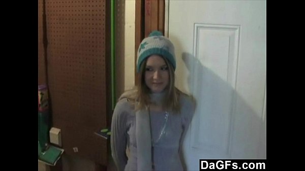 Meine süße Nachbarin zeigt mir ihren schlanken Körper und spielt mit ihrer Pussy