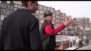 Der alte Kerl macht einen Spaziergang im Amsterdamer Rotlichtviertel