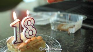 PornPros – Cassidy Ryan feiert ihren 18. Geburtstag mit Kuchen und Schwanz