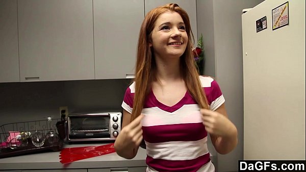 Rothaariger Teenager gibt perfekten Blowjob