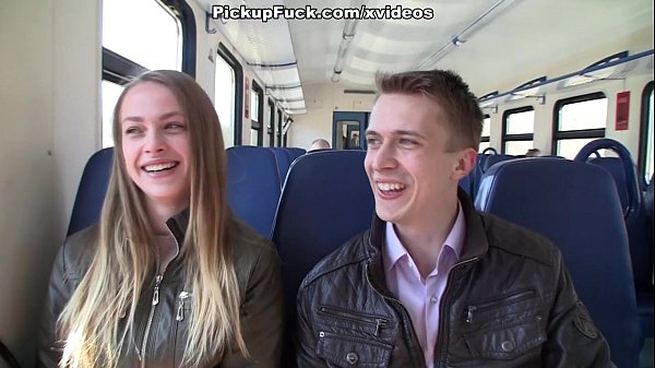 Sexy Mädchen gefickt mit zwei Schwänze