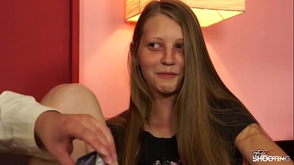 Sexy junges Model wurde zur Wildkatze, wenn man den großen Schwanz sieht