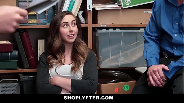 Shoplyfter – Naughty Teenager bekommt zwei Schwänze
