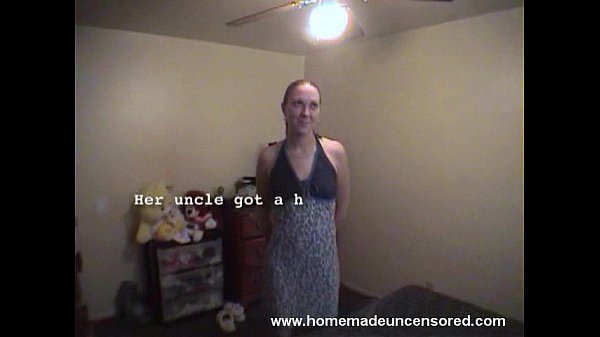 Dünne Freundin lutscht zu Hause den Schwanz