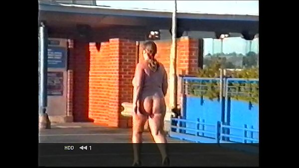 Suzisoumise schickte sie nackt zur Arbeit.