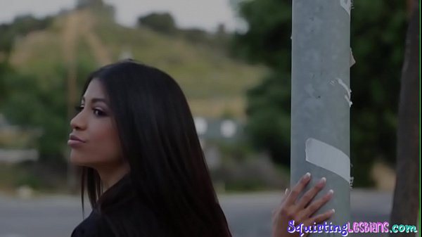 Teenager Latina spritzt nach dem Tabu-Tribbeln