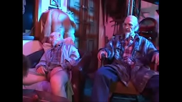 die Hügel haben Augen und werden falsch, junge süße Blondine, die von sehr alten Männern missbraucht wird