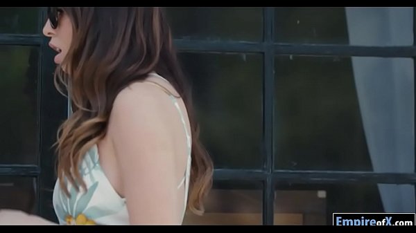 Die enge blonde Zoe Parker wird tief gefickt