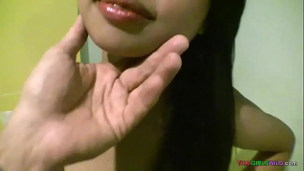 Junges Mädchen trifft fremden Schwanz