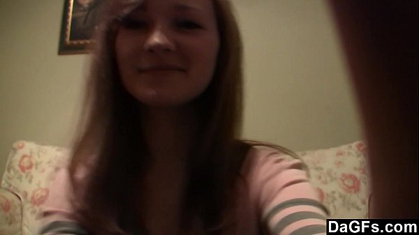 Junger russischer Teenager mit einem kleinen Körper neckt auf der Kamera